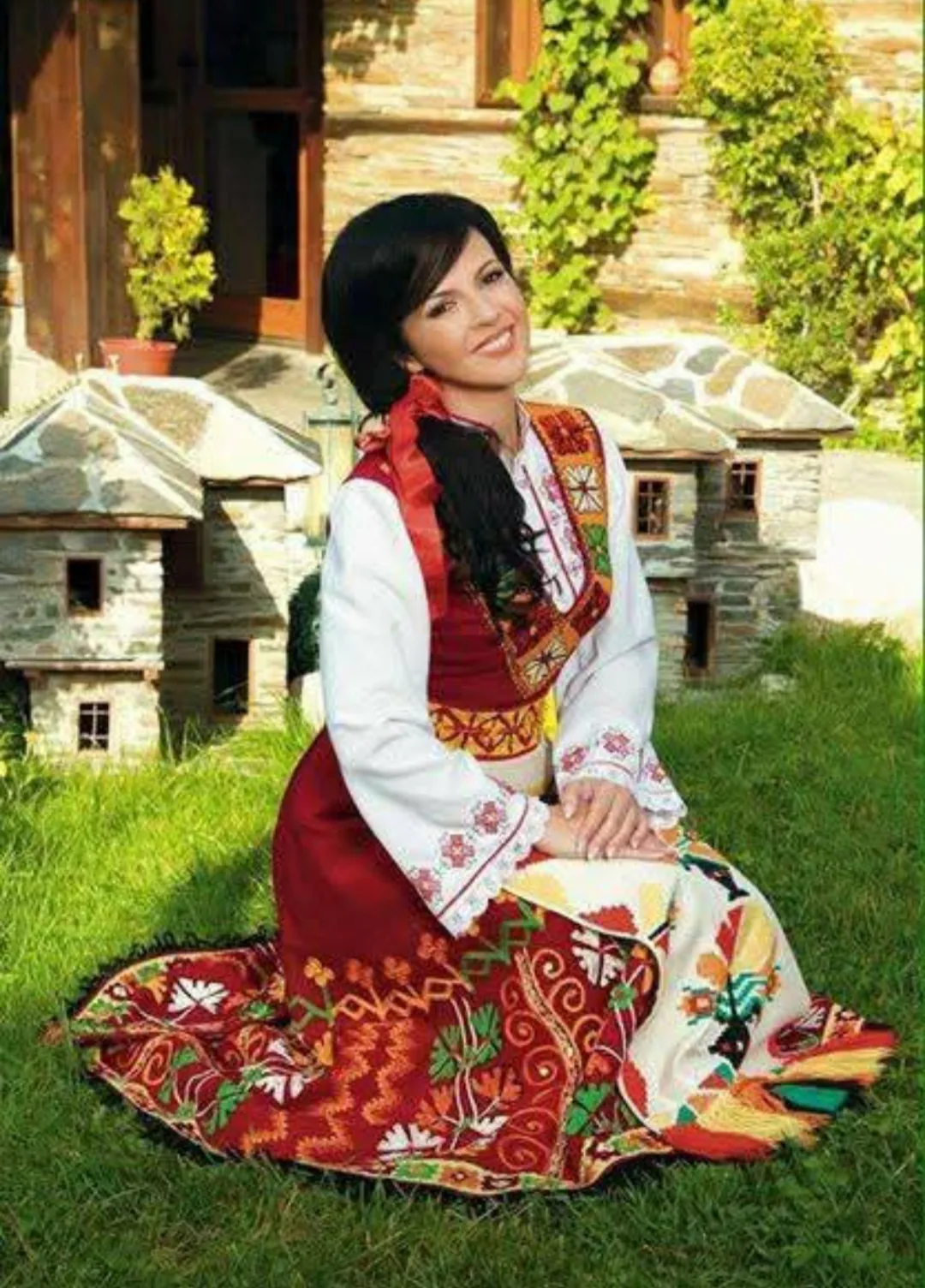 Фолклорни изпълнители и оркестри в цялата България – Росица Пейчева - българска народна певица