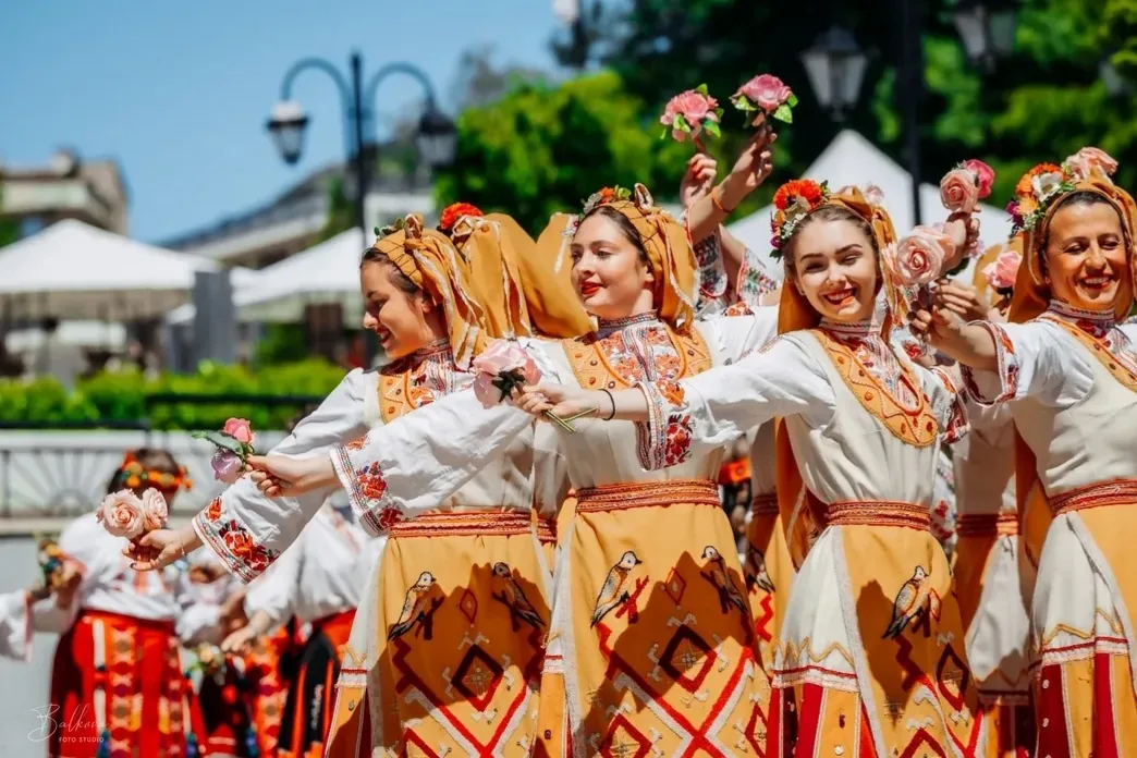 Фолклорни танцови състави за събития в цялата България – Фолклорен ансамбъл „Розова долина“ – снимка 2
