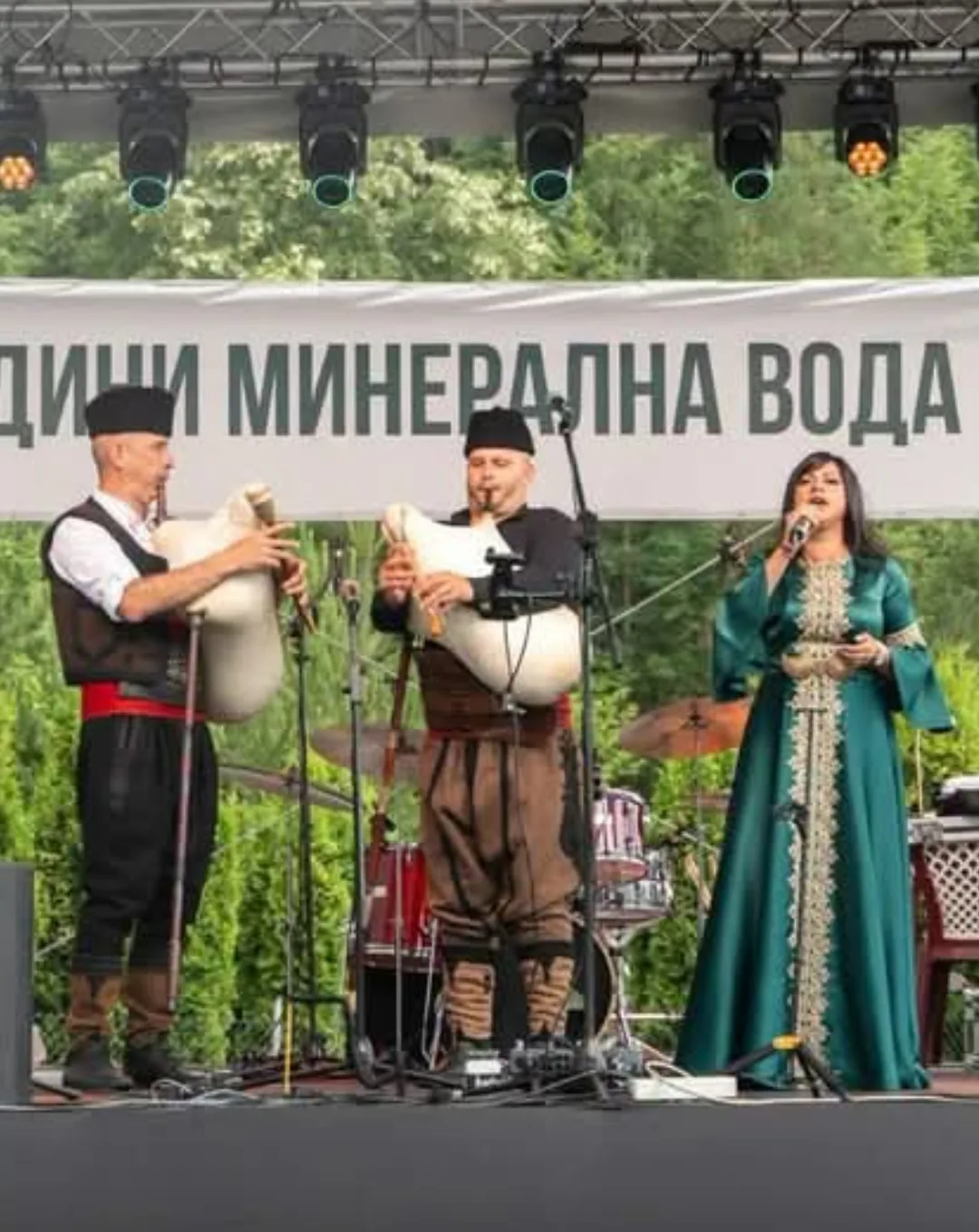 Фолклорни изпълнители и оркестри в Пловдив – Елена Паракосова - народна певица – снимка 3