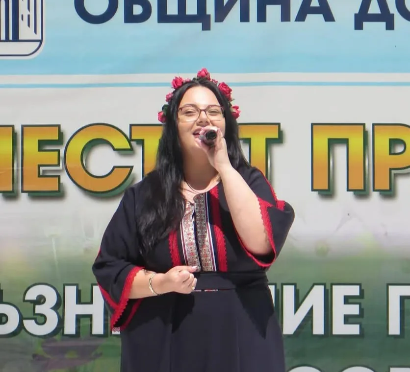 Фолклорни изпълнители и оркестри в цялата България – Деси Николова / Desi Nikolova – народна певица за концерти и събит…