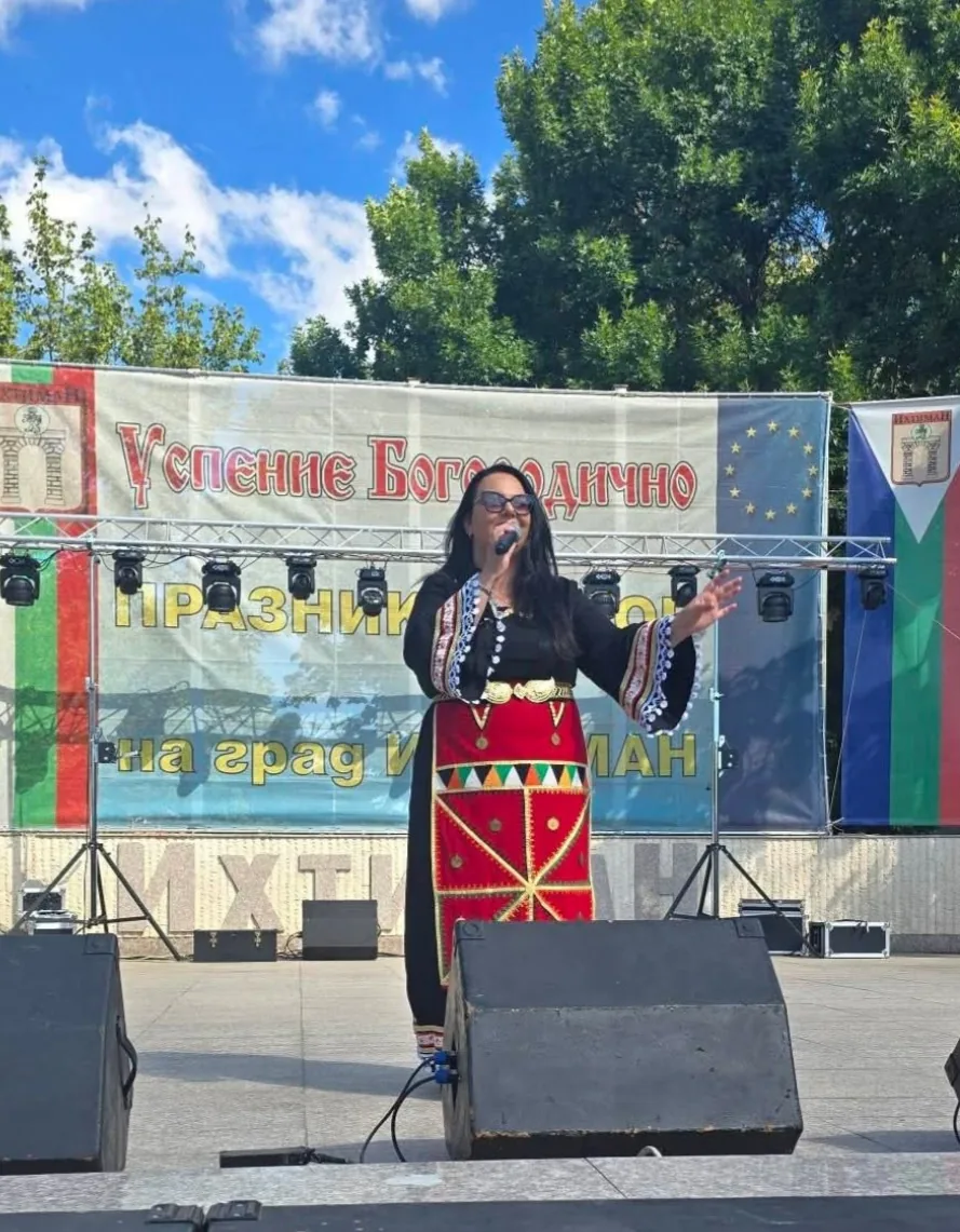 Фолклорни изпълнители и оркестри в цялата България – Деси Николова / Desi Nikolova – народна певица за конце… – снимка 2