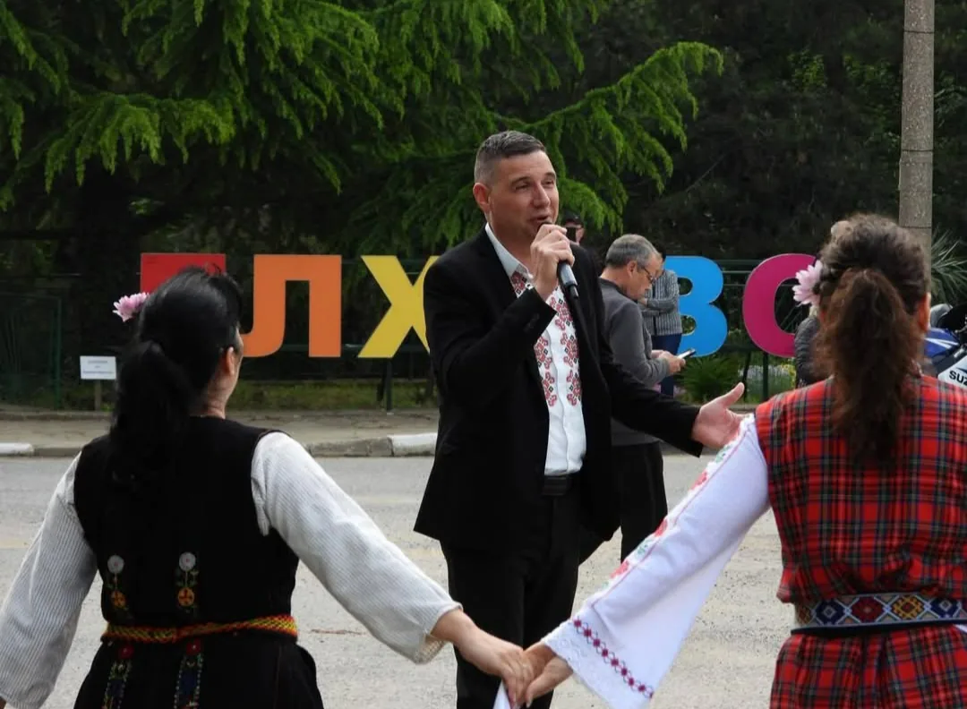 Фолклорни изпълнители и оркестри в цялата България – Веско Василев - народен певец – снимка 2