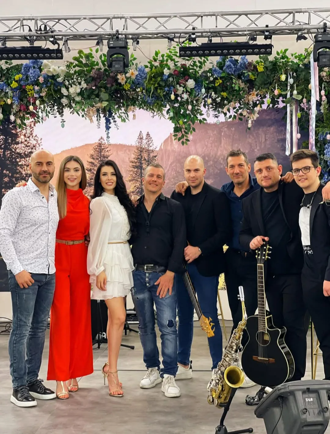 Музикални групи и естрадни изпълнители в цялата България – V-Band – музика на живо за вашите събития