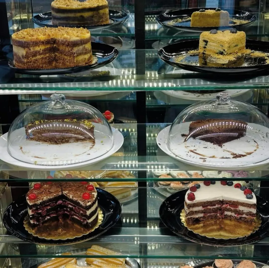 Сладкарници, торти, меденки и шоколад в Варна – Sweet Street Bakery Varna – торти по поръчка, сладкарница и… – снимка 14