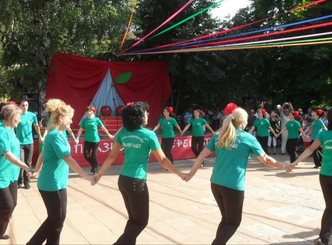 Танци, музика и вокал - всички възрасти в София – Фолклорен клуб DANCE ART – народни танци за деца и възрастни в София