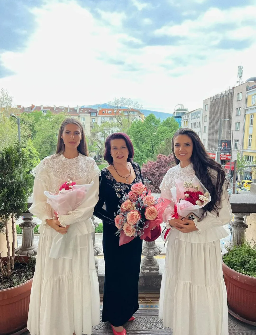 Фолклорни изпълнители и оркестри в цялата България – Гуна Иванова, Ива и Велислава – български народни песни и фолклорн…