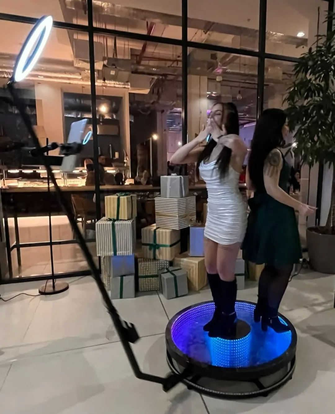 Фотобудка / дрон заснемане / телефони за пожелания в София – Selfie Moments – фото будки и 360° платформи под наем за с…