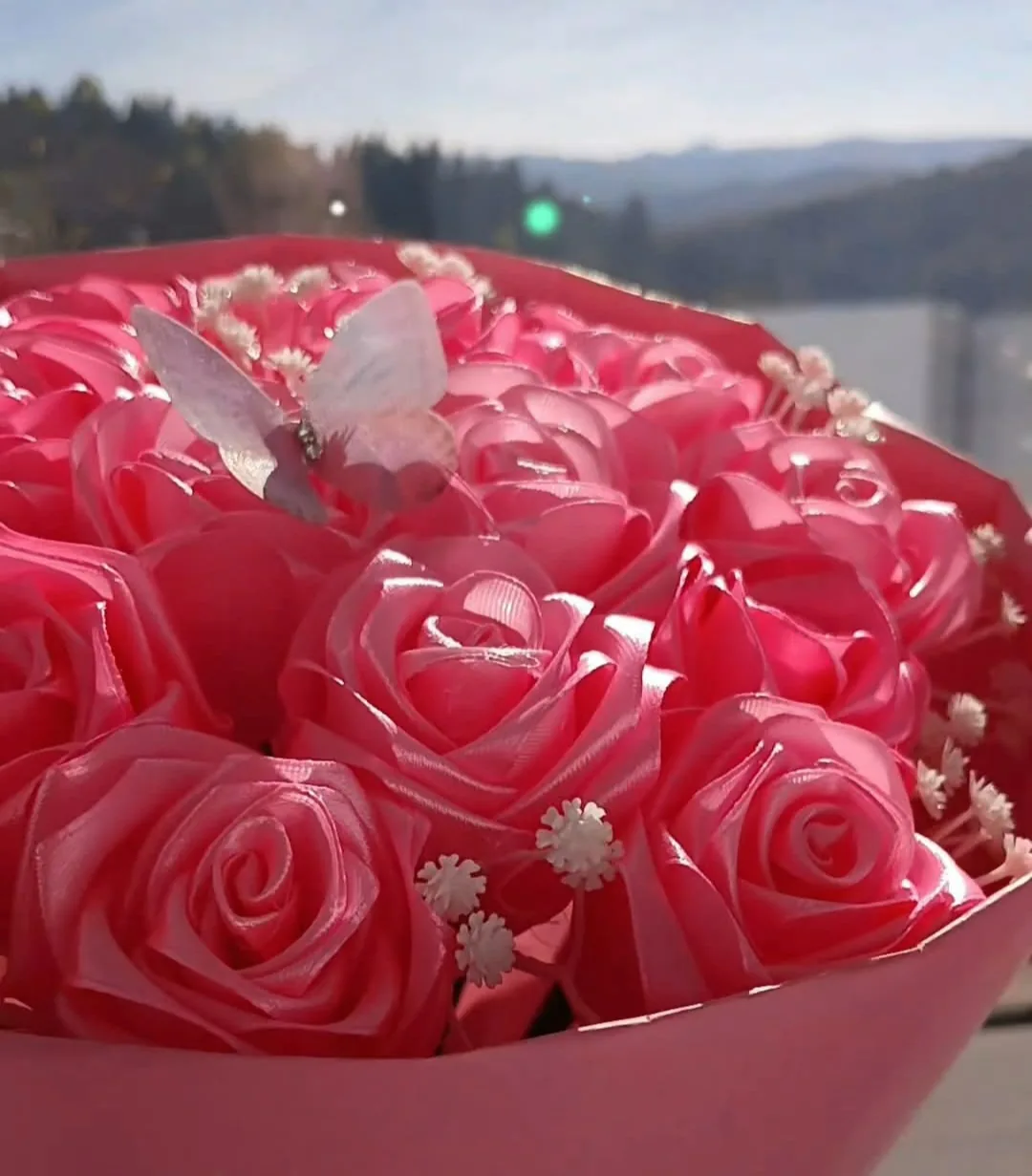 Декоративни цветя и аранжировки в цялата България – Eternal Roses & Bobo Balloons – сатенени рози и подаръчни композиции