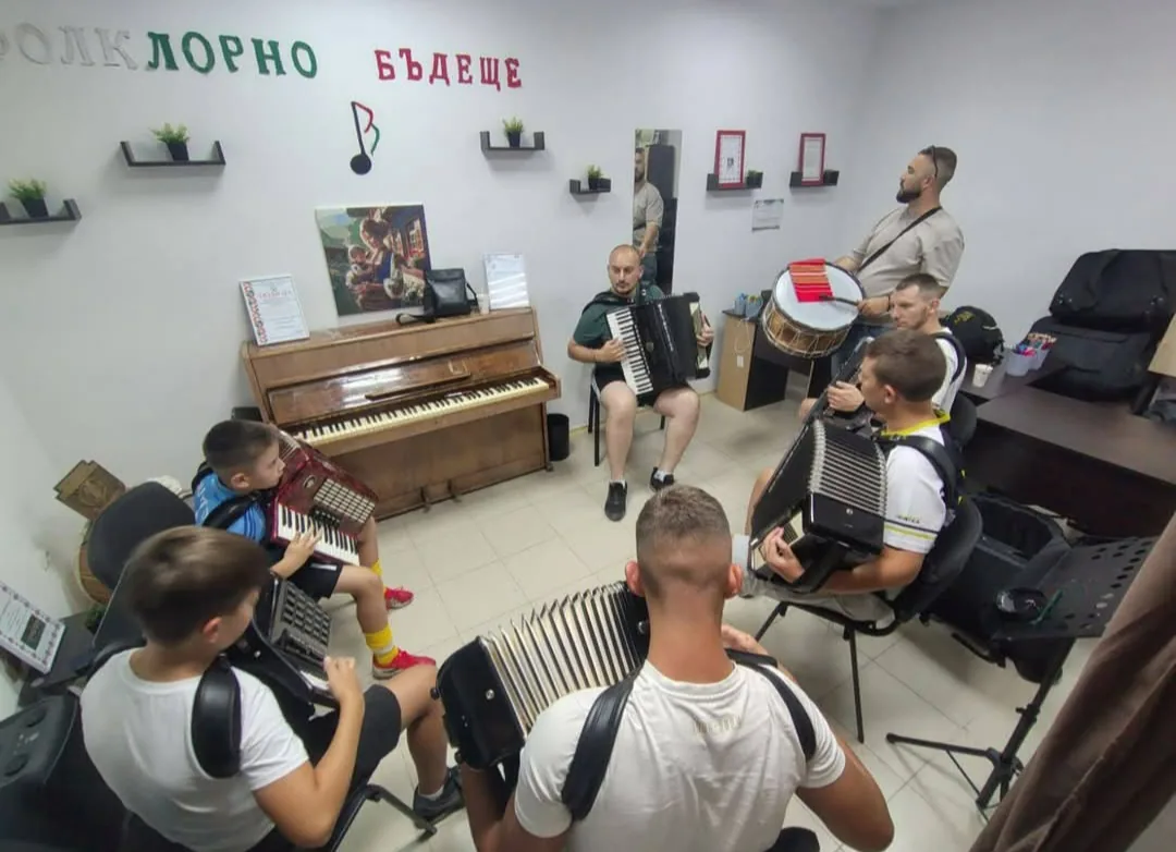 Танци, музика и вокал - всички възрасти в Варна – Акордеонна школа „Бъдеще“ – уроци по акордеон за деца и въ… – снимка 2