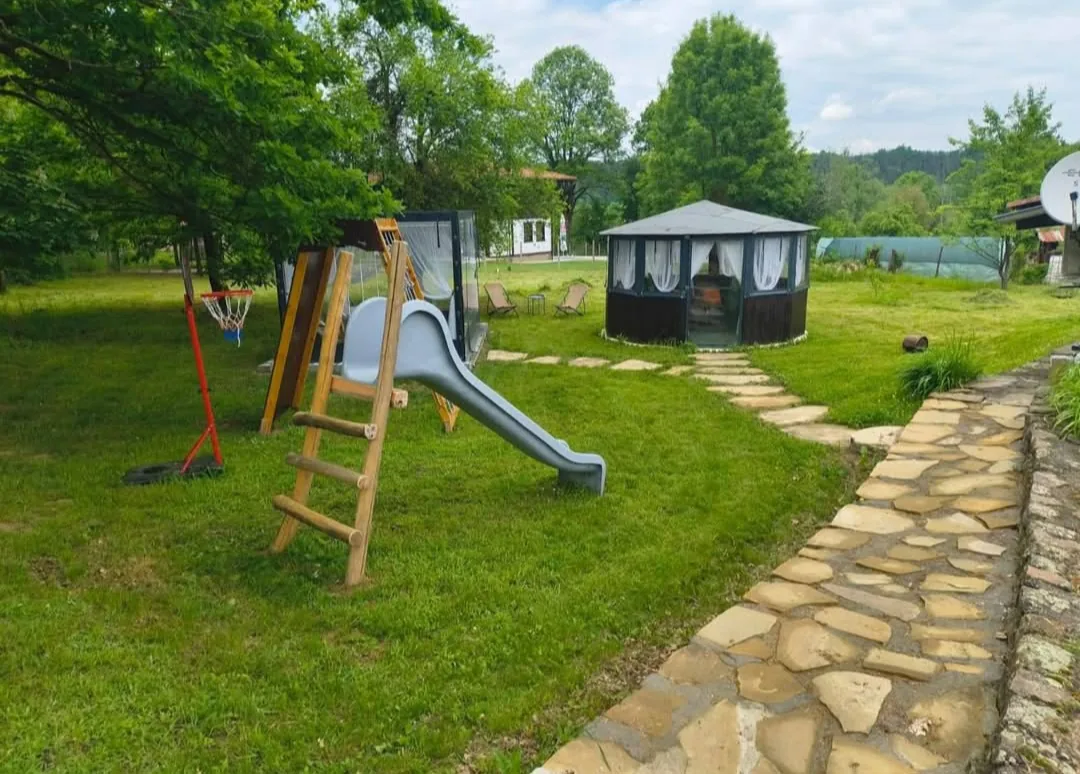 Хижи, вили, еко селища, горски кътове в Елена – Vintage House – къща за гости с джакузи, камина и голям двор… – снимка 9